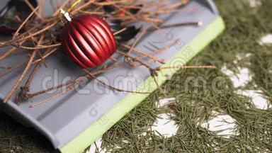 用一个灰色的铲子在一张桌子上用倒下的<strong>松针特写</strong>了破碎的圣诞球和干松枝。